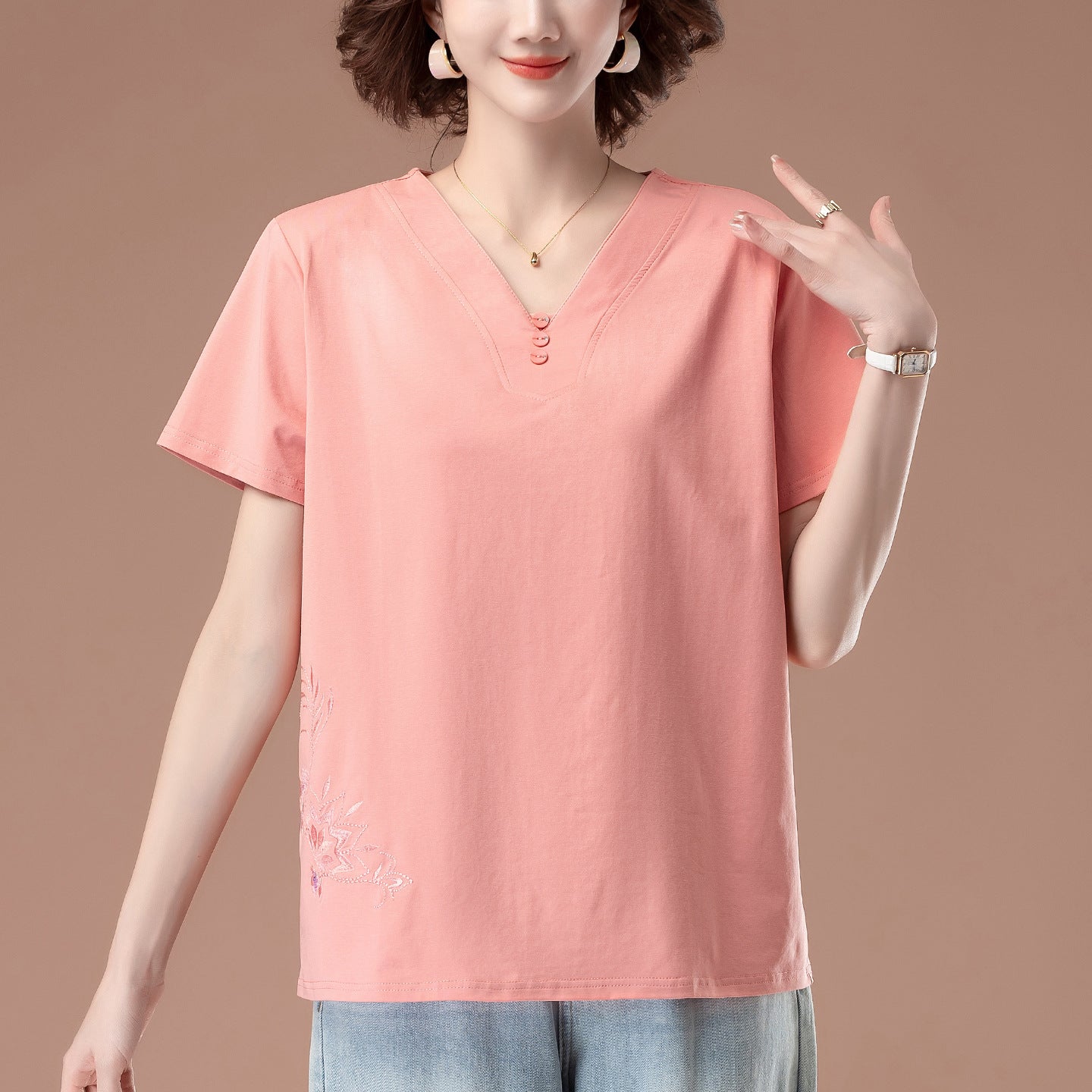Embroidered V-neck short sleeved t-shirt