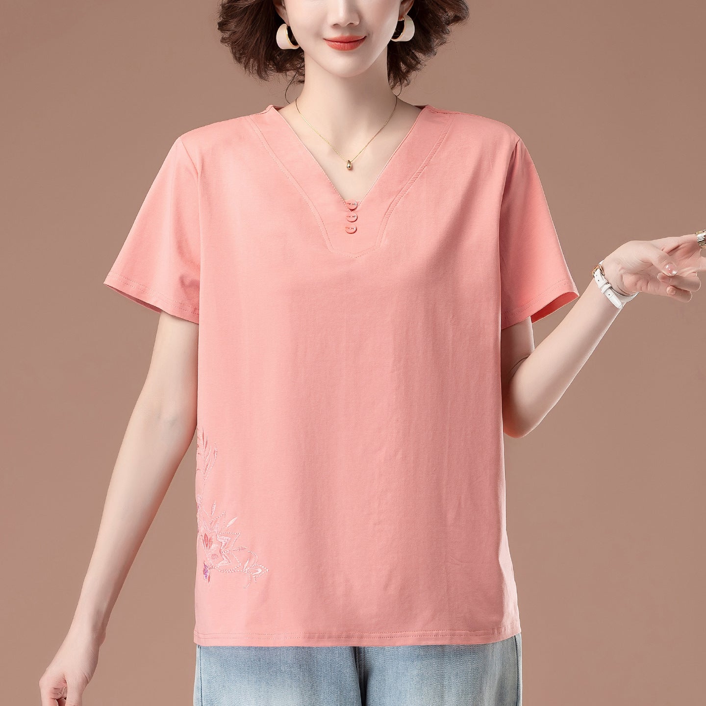 Embroidered V-neck short sleeved t-shirt